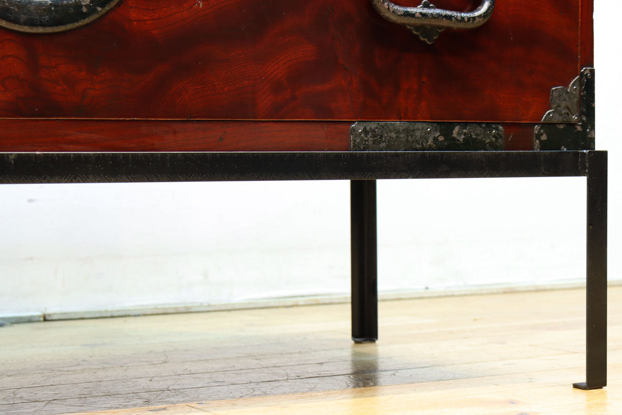 美しい光沢を放つアイアンフレーム付き最上衣裳箪笥　BB3106