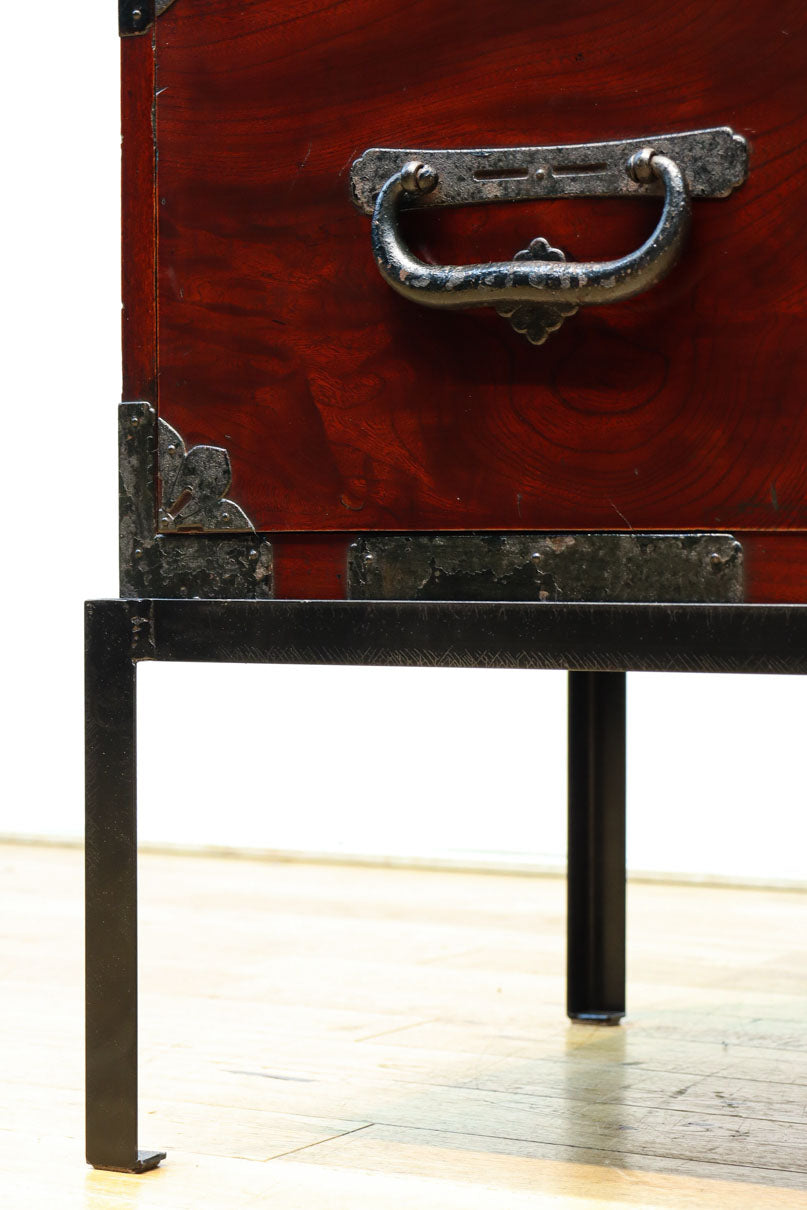 美しい光沢を放つアイアンフレーム付き最上衣裳箪笥　BB3106