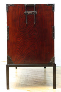 美しい光沢を放つアイアンフレーム付き最上衣裳箪笥　BB3106