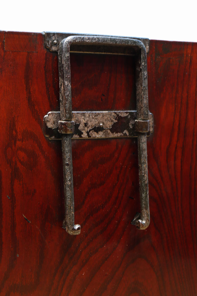 美しい光沢を放つアイアンフレーム付き最上衣裳箪笥　BB3106