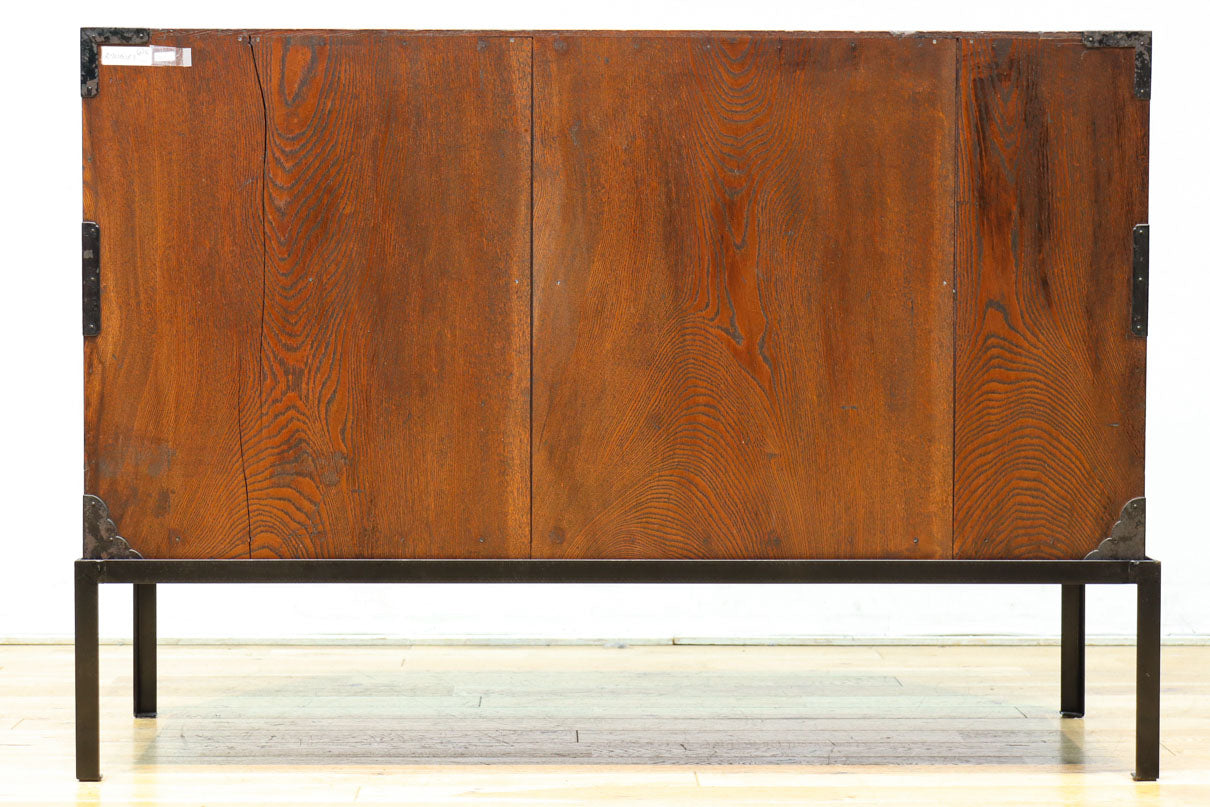 美しい光沢を放つアイアンフレーム付き最上衣裳箪笥　BB3106