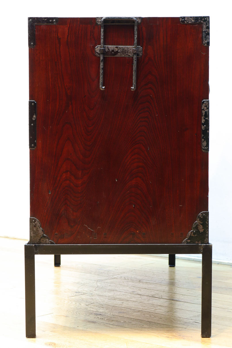 美しい光沢を放つアイアンフレーム付き最上衣裳箪笥　BB3106