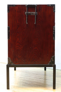 美しい光沢を放つアイアンフレーム付き最上衣裳箪笥　BB3106