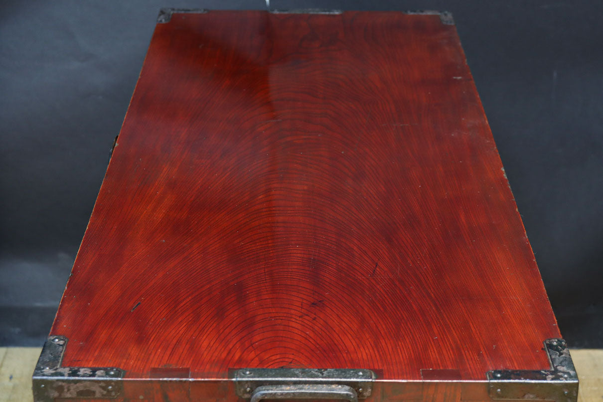 美しい光沢を放つアイアンフレーム付き最上衣裳箪笥　BB3106