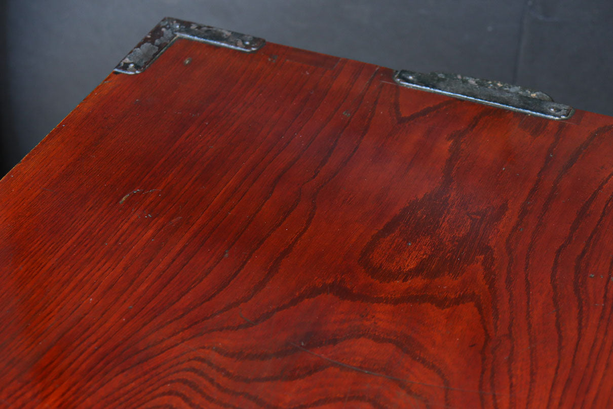 美しい光沢を放つアイアンフレーム付き最上衣裳箪笥　BB3106