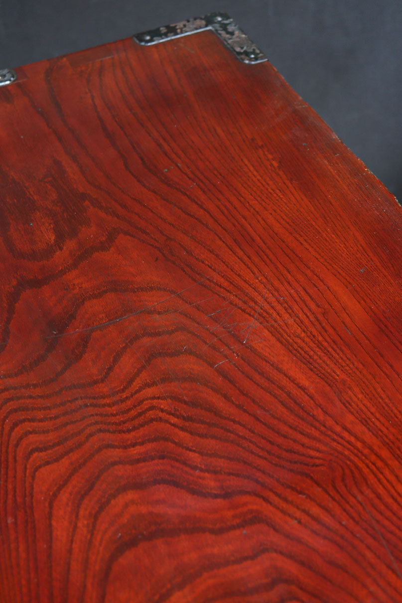 美しい光沢を放つアイアンフレーム付き最上衣裳箪笥　BB3106