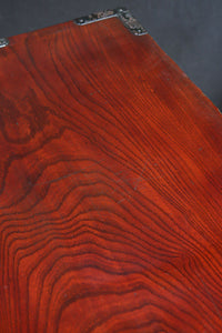 美しい光沢を放つアイアンフレーム付き最上衣裳箪笥　BB3106