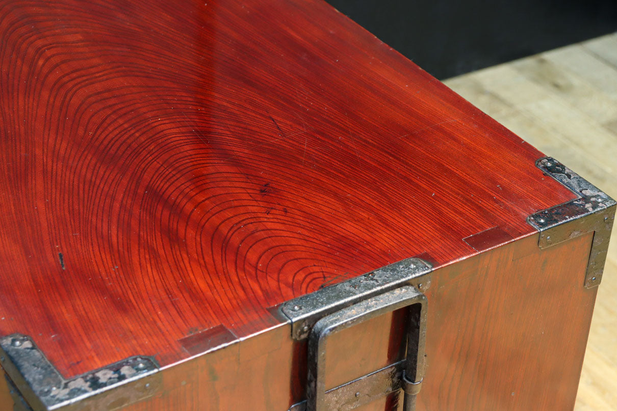 美しい光沢を放つアイアンフレーム付き最上衣裳箪笥　BB3106