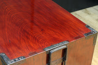 美しい光沢を放つアイアンフレーム付き最上衣裳箪笥　BB3106