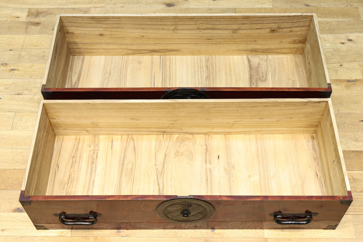 美しい光沢を放つアイアンフレーム付き最上衣裳箪笥　BB3106