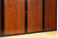 幅903ミリ　見事な漆の艶を纏う美しい杢目を魅せる板戸　F8531　在庫4枚