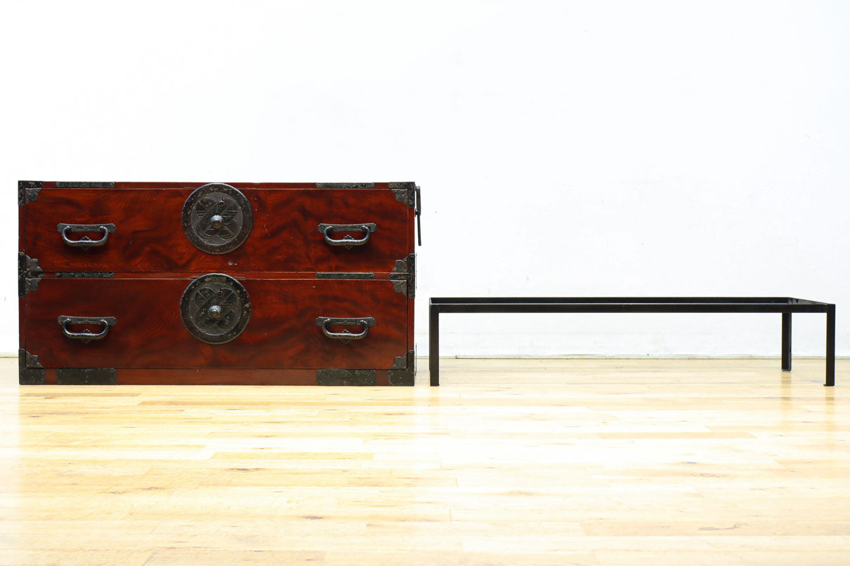 美しい光沢を放つアイアンフレーム付き最上衣裳箪笥　BB3106