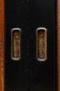 幅903ミリ　見事な漆の艶を纏う美しい杢目を魅せる板戸　F8531　在庫4枚