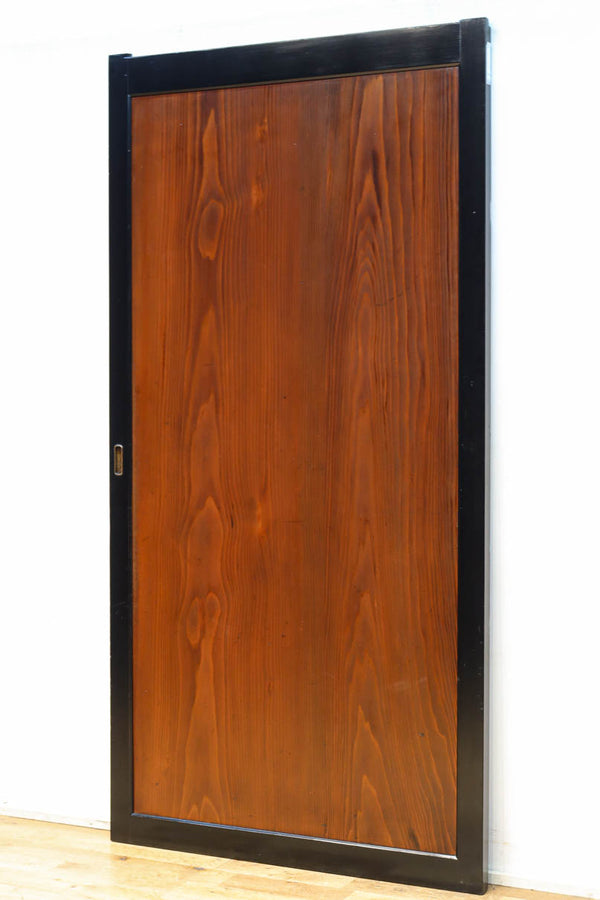 幅903ミリ　見事な漆の艶を纏う美しい杢目を魅せる板戸　F8531　在庫4枚