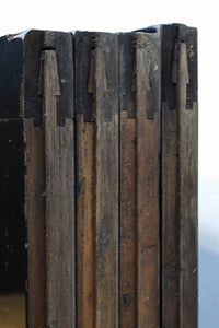 幅903ミリ　見事な漆の艶を纏う美しい杢目を魅せる板戸　F8531　在庫4枚