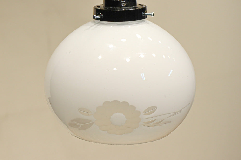 椿の花の透かし絵が浮かぶ可愛らしい電笠　DC8440