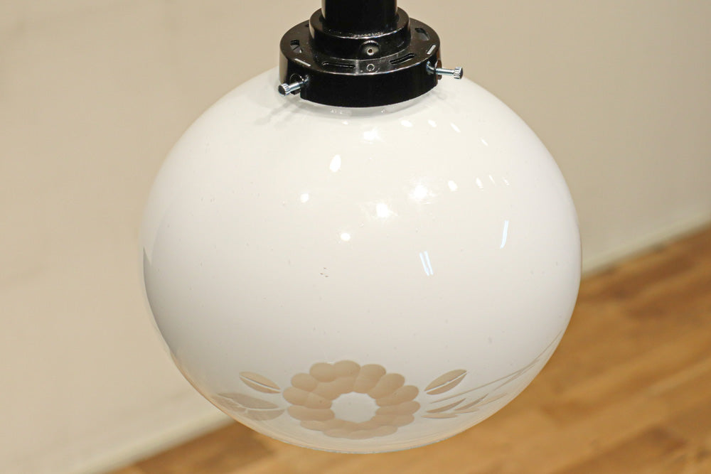 椿の花の透かし絵が浮かぶ可愛らしい電笠　DC8440