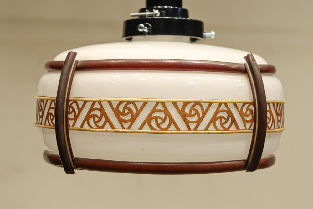 朱セルの帯装飾で昭和レトロな面持ちの電笠　DC8445