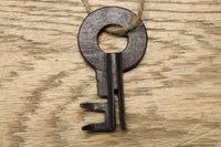 極上！！重厚な金具で覆われた時代の貫禄溢れる佐渡船箪笥　BB3169-MT