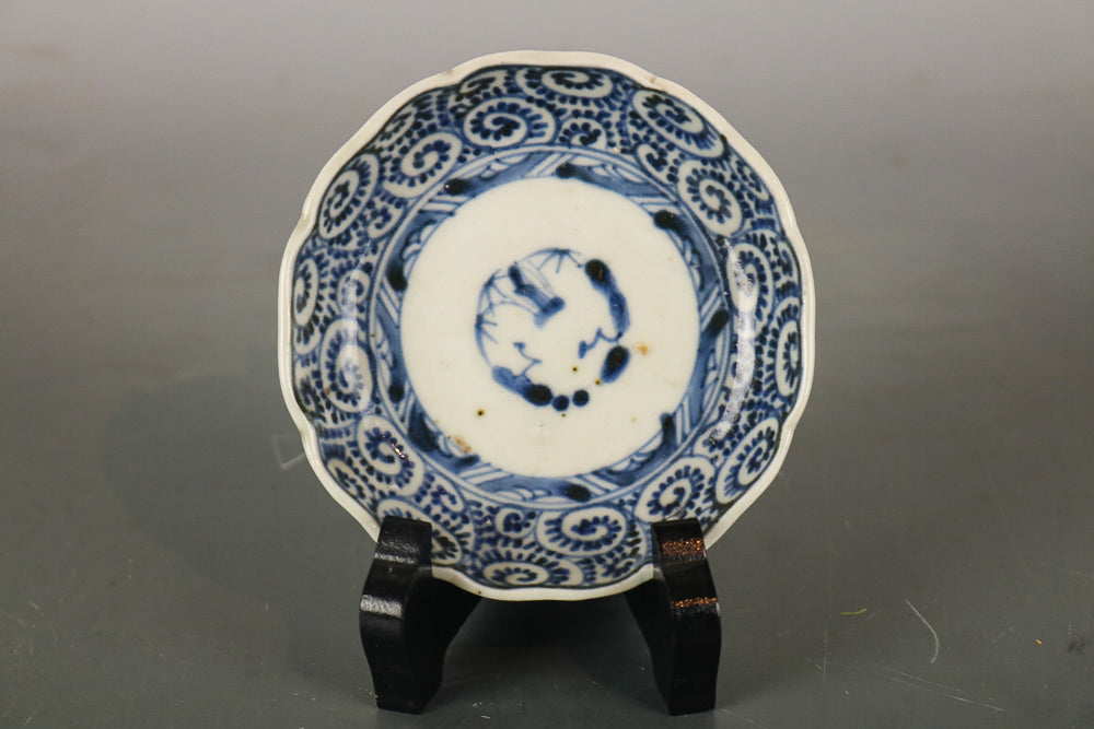 品の良い藍色が美しい蛸唐草模様の豆皿 DB4879 在庫2枚 – 古福庵