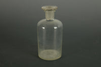 Da5576c, a light transparent glass bottle that has a visible contents
