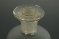 Da5576c, a light transparent glass bottle that has a visible contents