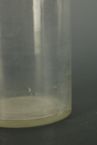 中身が見える淡い透明色のガラス瓶　Da5576c
