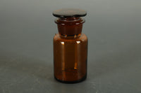 可愛らしいサイズの茶色のガラス瓶　Da5576k