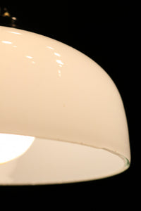乳白色の笠のシンプルさが際立つ電笠　DB7546