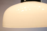 乳白色の笠のシンプルさが際立つ電笠　DB7546