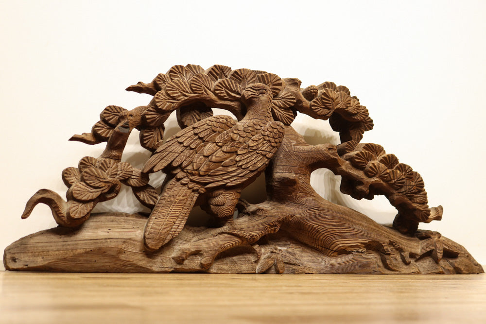 雄々しい鷹と松の深彫り彫刻の置き物　DB8053ab　在庫(a:1 b:1)個
