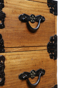 装飾金具の絵柄が絢爛な木地色の衣裳箪笥　BB1310-MT