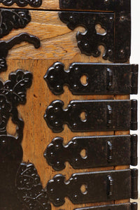 装飾金具の絵柄が絢爛な木地色の衣裳箪笥　BB1310-MT