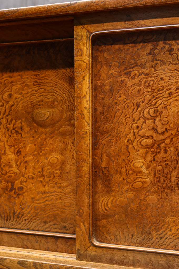 落ち着いた雰囲気の中にも華のある欅杢目が目を惹く飾り棚　BB1407