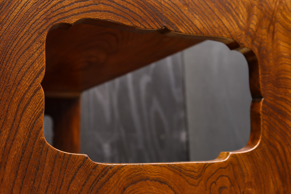 落ち着いた雰囲気の中にも華のある欅杢目が目を惹く飾り棚　BB1407