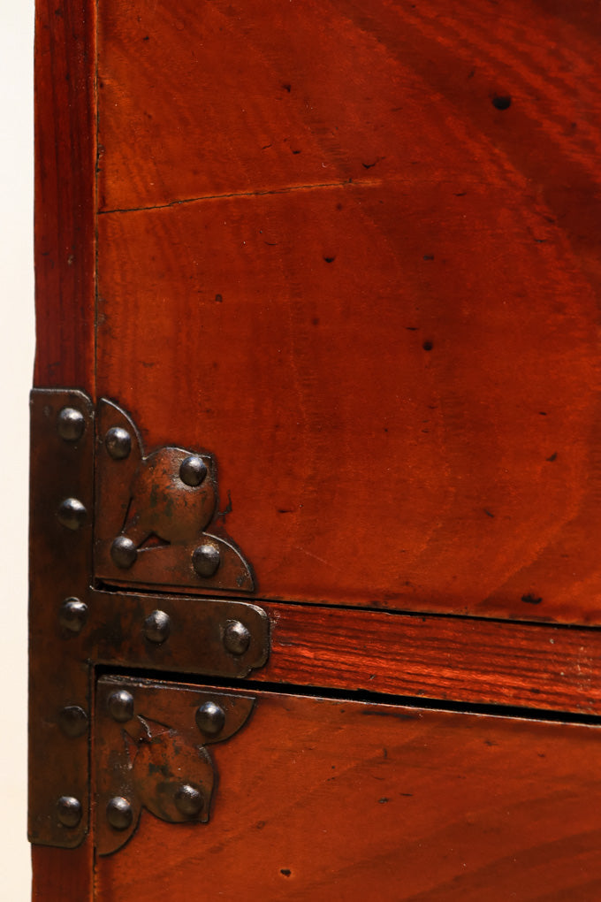 極上三方総欅‼ 大振りの揚羽蝶金具が華やかな米沢衣裳箪笥　BB1421