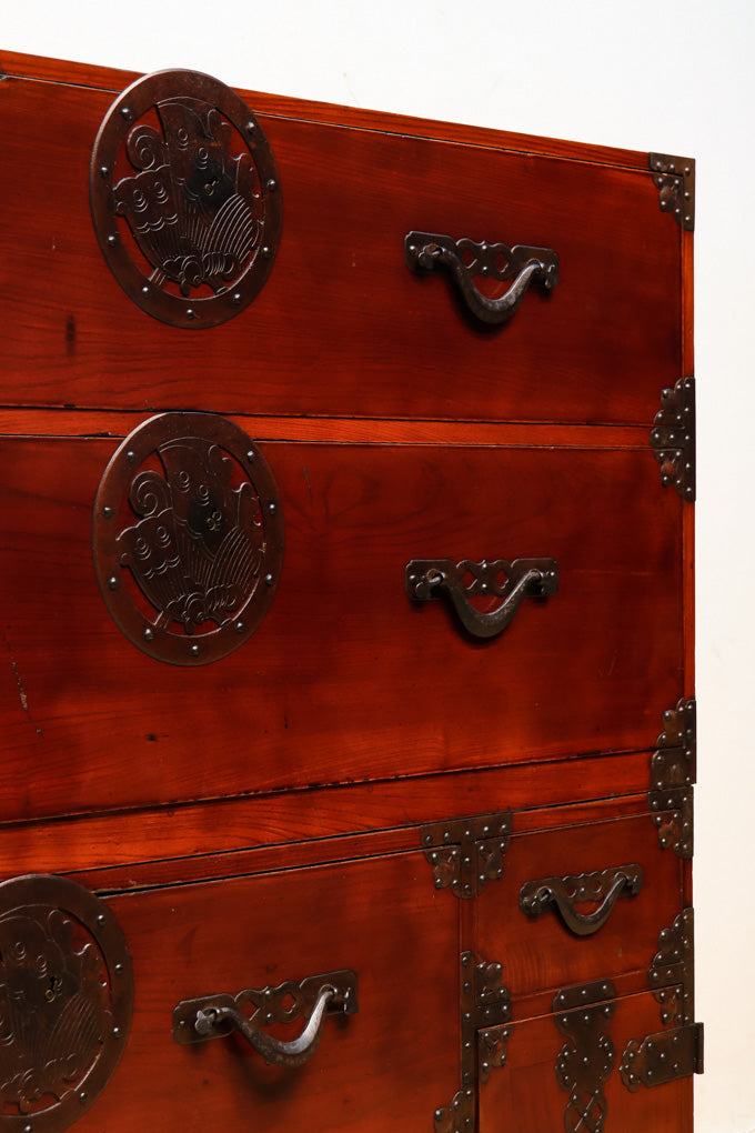 極上三方総欅‼ 大振りの揚羽蝶金具が華やかな米沢衣裳箪笥　BB1421