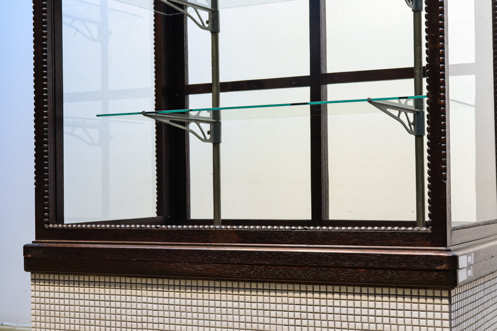 昭和レトロ‼ 可愛らしい白タイルと上品な木枠で整えた４面ガラスケース　BB1478