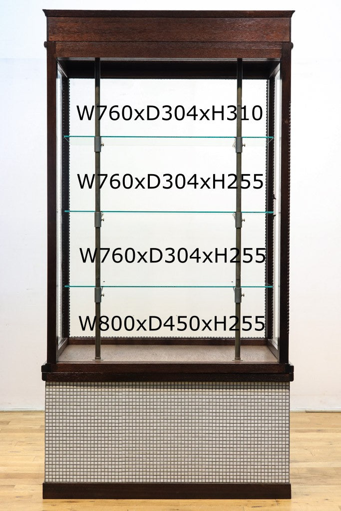 昭和レトロ‼ 可愛らしい白タイルと上品な木枠で整えた４面ガラスケース