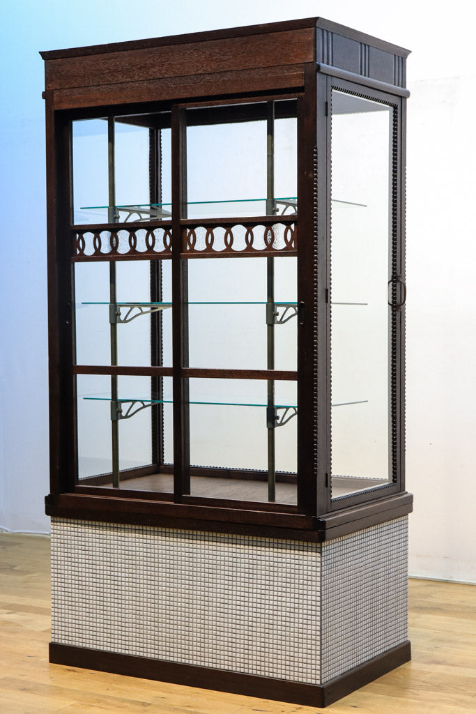 昭和レトロ‼ 可愛らしい白タイルと上品な木枠で整えた４面ガラスケース
