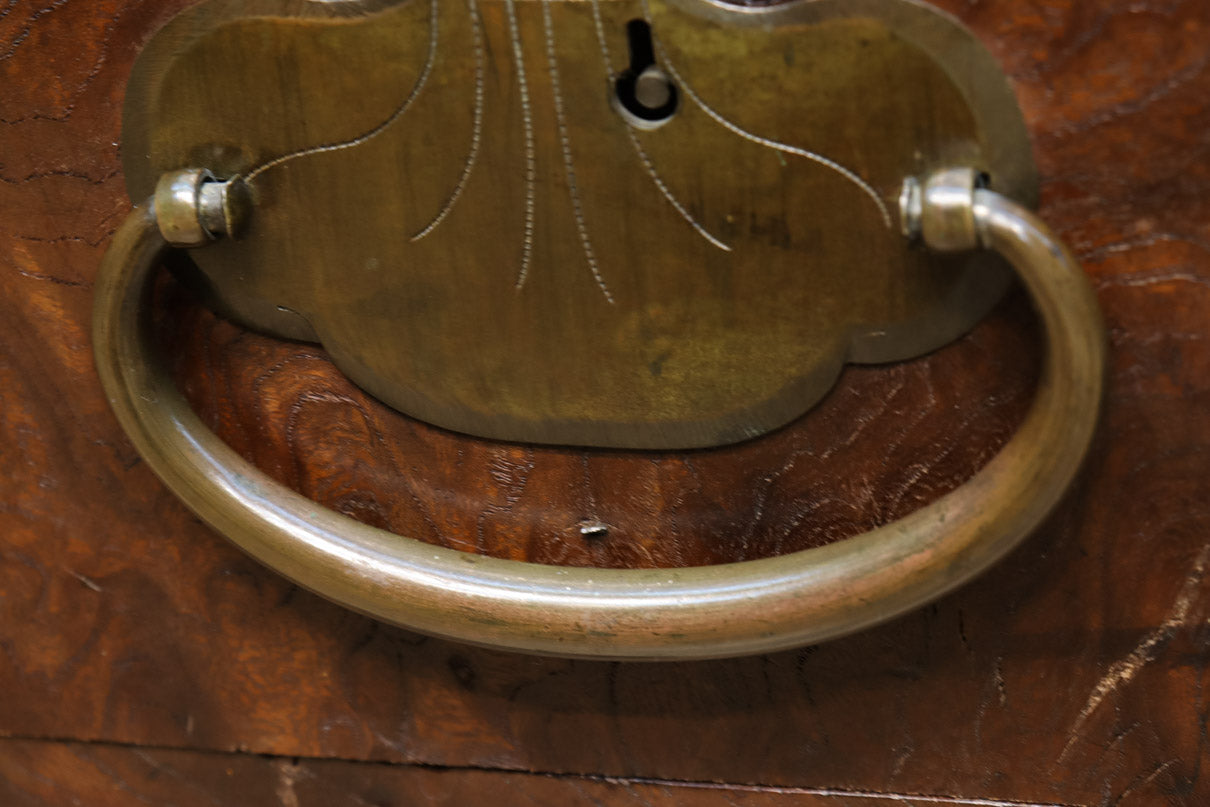 欅珠杢‼ 巾着の装飾金具が味わい深い帳場箪笥　BB1640