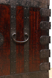 稀少九曜紋金具を纏う堅牢な金具を施した観音帳場箪笥　BB1652
