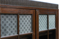 装飾性のあるレトロ金具が素敵な観音扉の本棚　BB1655