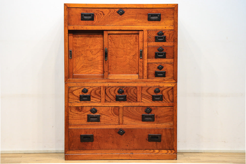 前面総欅！！ 菊菱装飾金具と美麗な欅杢目で気品溢れる帳場箪笥 Ba9597