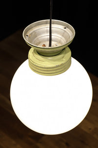 乳白色でシンプルな球笠の天井直付け灯　DB9943