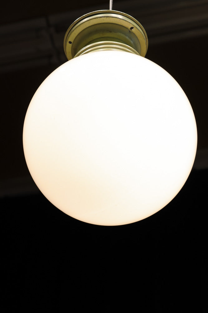 乳白色でシンプルな球笠の天井直付け灯　DB9943