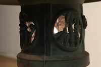 味わい深い風合いを纏った青銅製の置き灯籠　DC1291