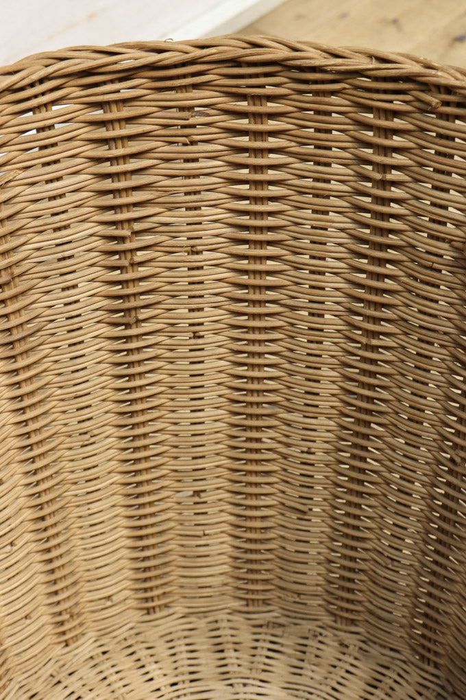 編み込み模様がお洒落な円柱形の籐(トウ)カゴ　DC2555
