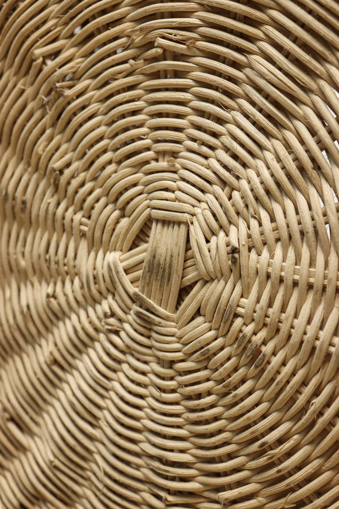 編み込み模様がお洒落な円柱形の籐(トウ)カゴ　DC2555