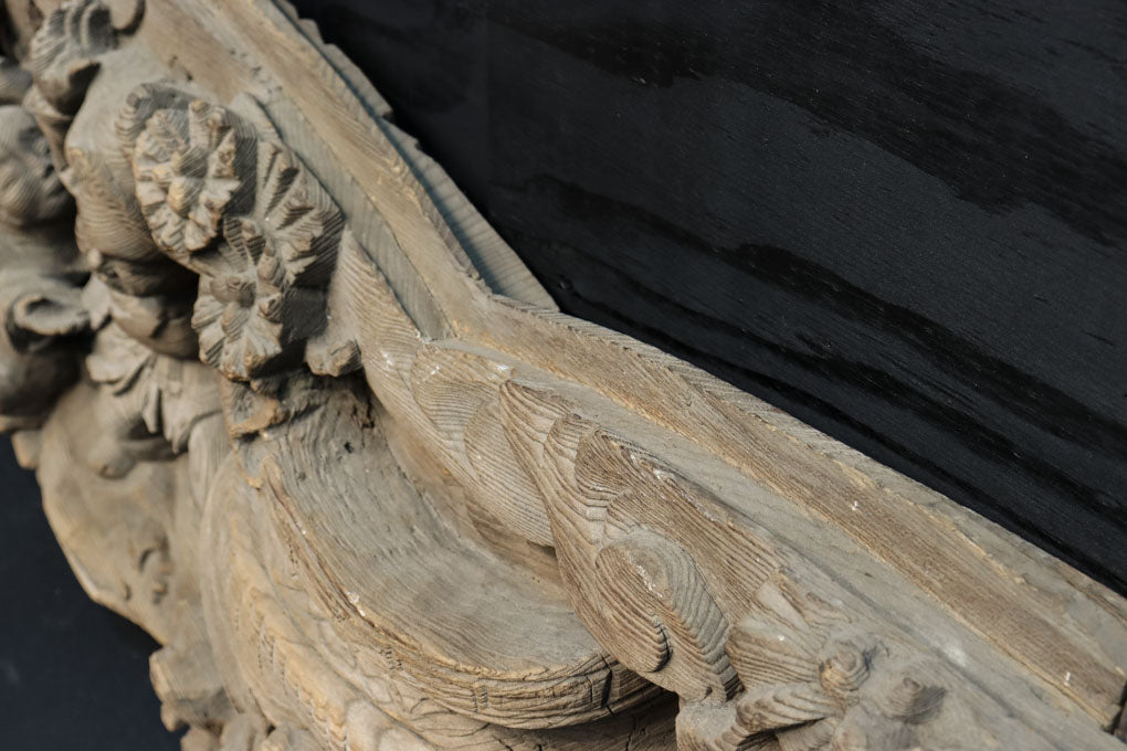 重厚感漂う見事な彫刻を魅せる欅の梁飾り　DC2603